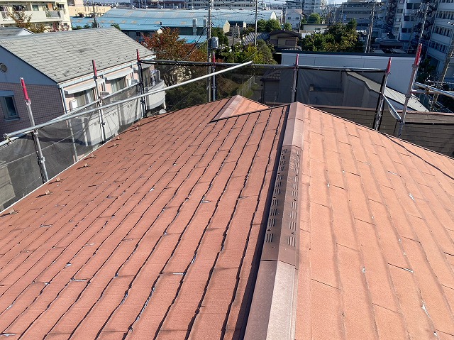 スレート屋根から横暖ルーフを使った屋根カバー工事を行いました！川口市屋根カバー工事　横暖ルーフαｓ　ニチハ　センタールーフ　スレートボロボロ　ガルバリウム鋼板　